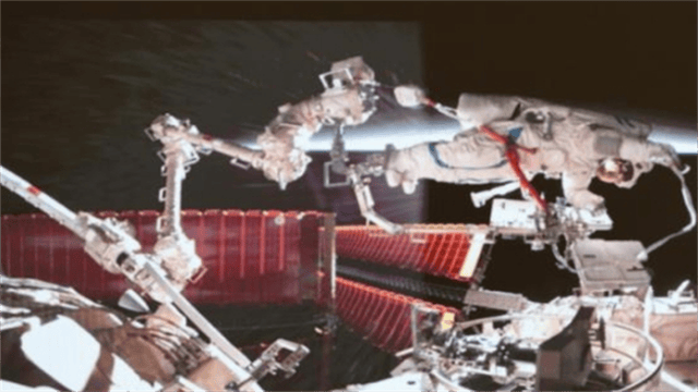 太阳翼才修好没多久,又有“敌”撞过来了?3名航天员紧急加防