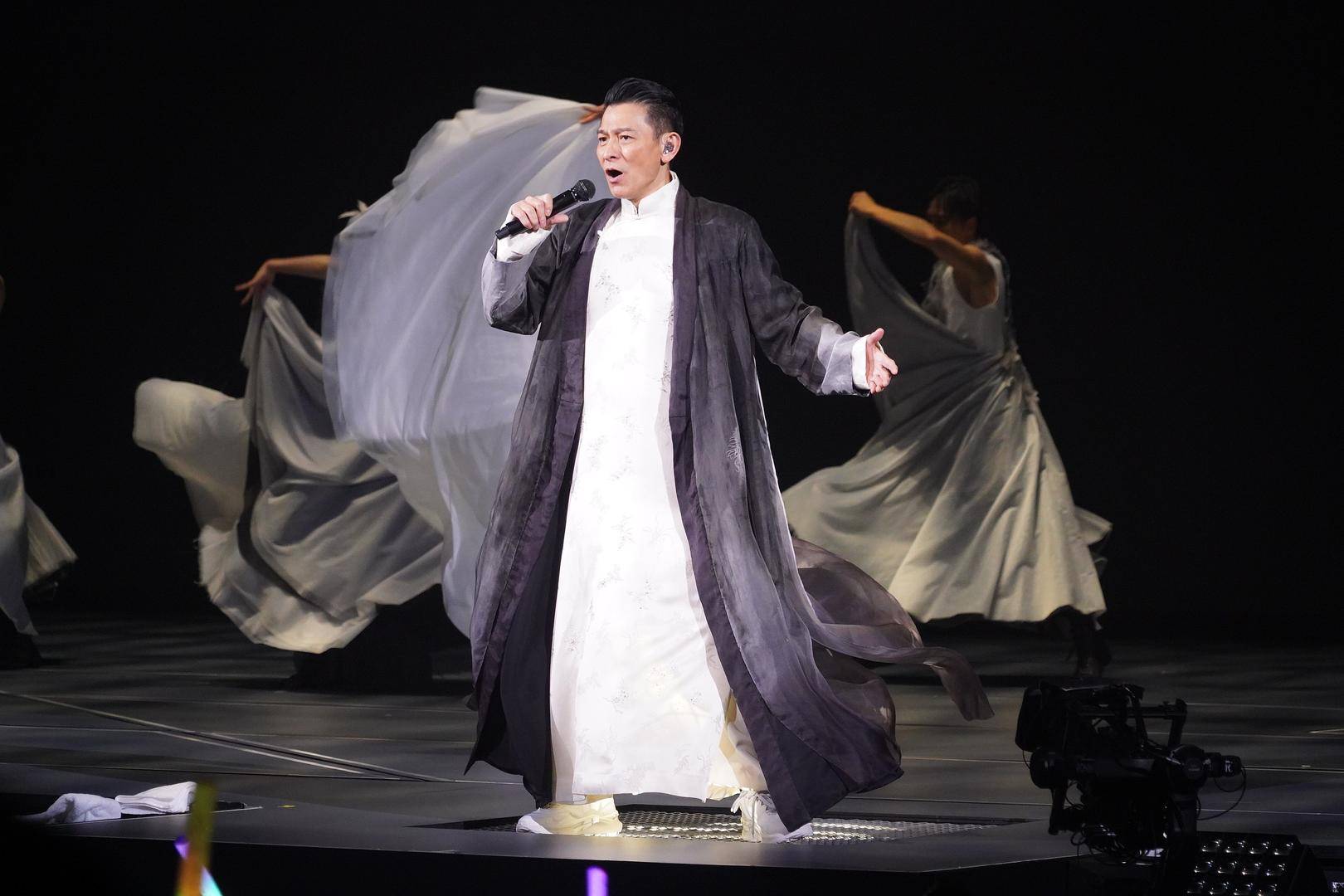 王晶谈刘德华感情生活:刘太好辛苦、女儿会五种语言