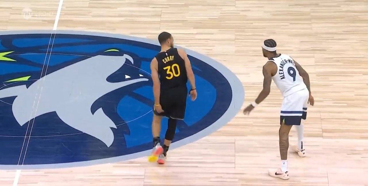 勇士重创!库里左腿筋拉伤 本场比赛不会回归