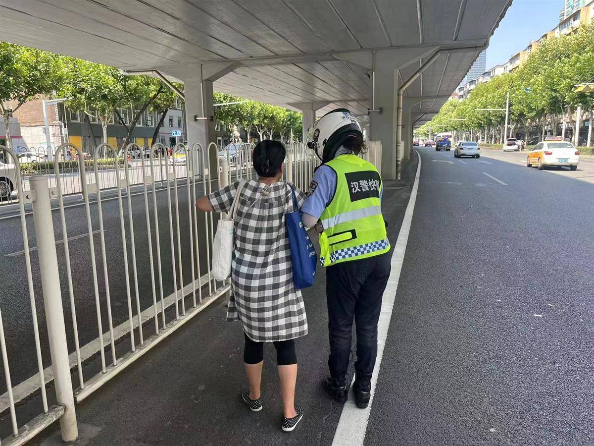 “姑娘,又是你,真有缘呀!”婆婆第三次在车流中遇到她