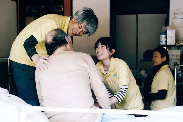 日本养老神话,也“塌房”了?