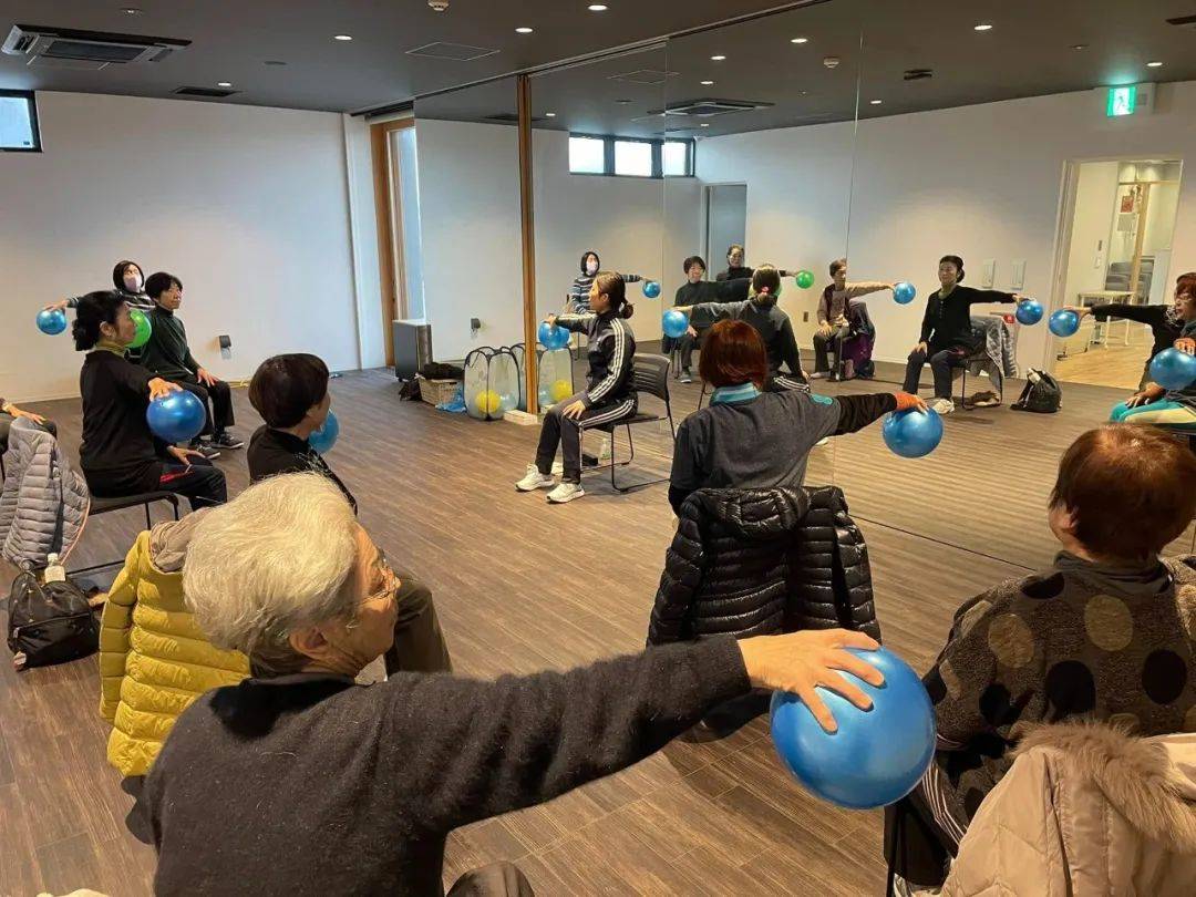 日本养老神话,也“塌房”了?