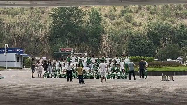 四川初三男生病重,全班同学带板凳赶到医院,拍下特殊的毕业照