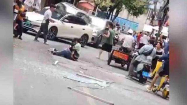 南宁燕子岭高空坠窗事件追踪:10岁女童仍在抢救,涉事建筑安全隐患玻璃已全面拆除