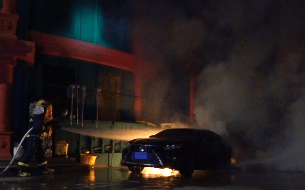 北京一代驾小哥乱扔烟头,凌晨烧毁一辆车!警方:拘