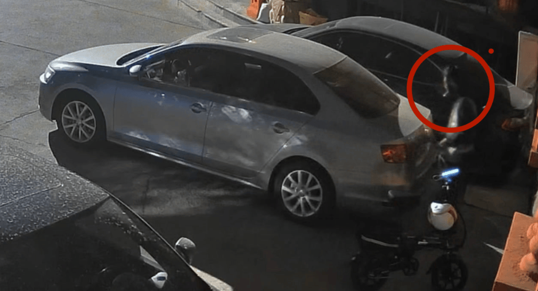 北京一代驾小哥乱扔烟头,凌晨烧毁一辆车!警方:拘