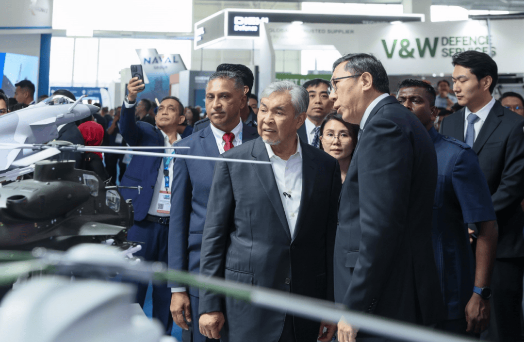 歼-10CE亮相,20多个军政代表团密集到访展台