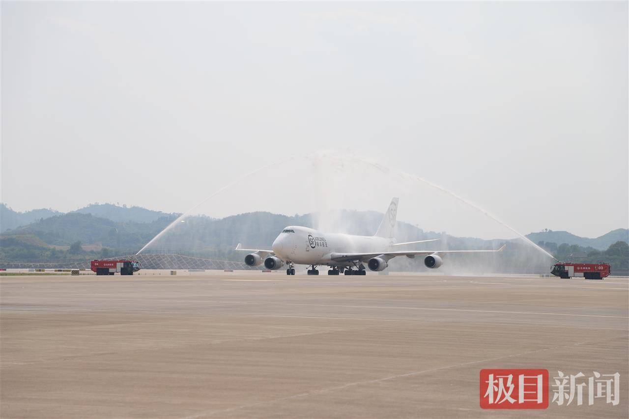 一只虾重堪比一个西瓜!90吨活波龙运抵鄂州,花湖机场货运航线突破100条