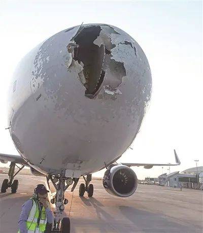 视频曝光！印度一架客机载227名乘客，飞行中突遇冰雹！机头被砸出大洞，奇迹般安全降落