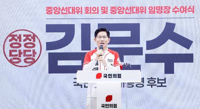 韩国大选封关民调出炉,学者:保守派即使合并也难赢李在明