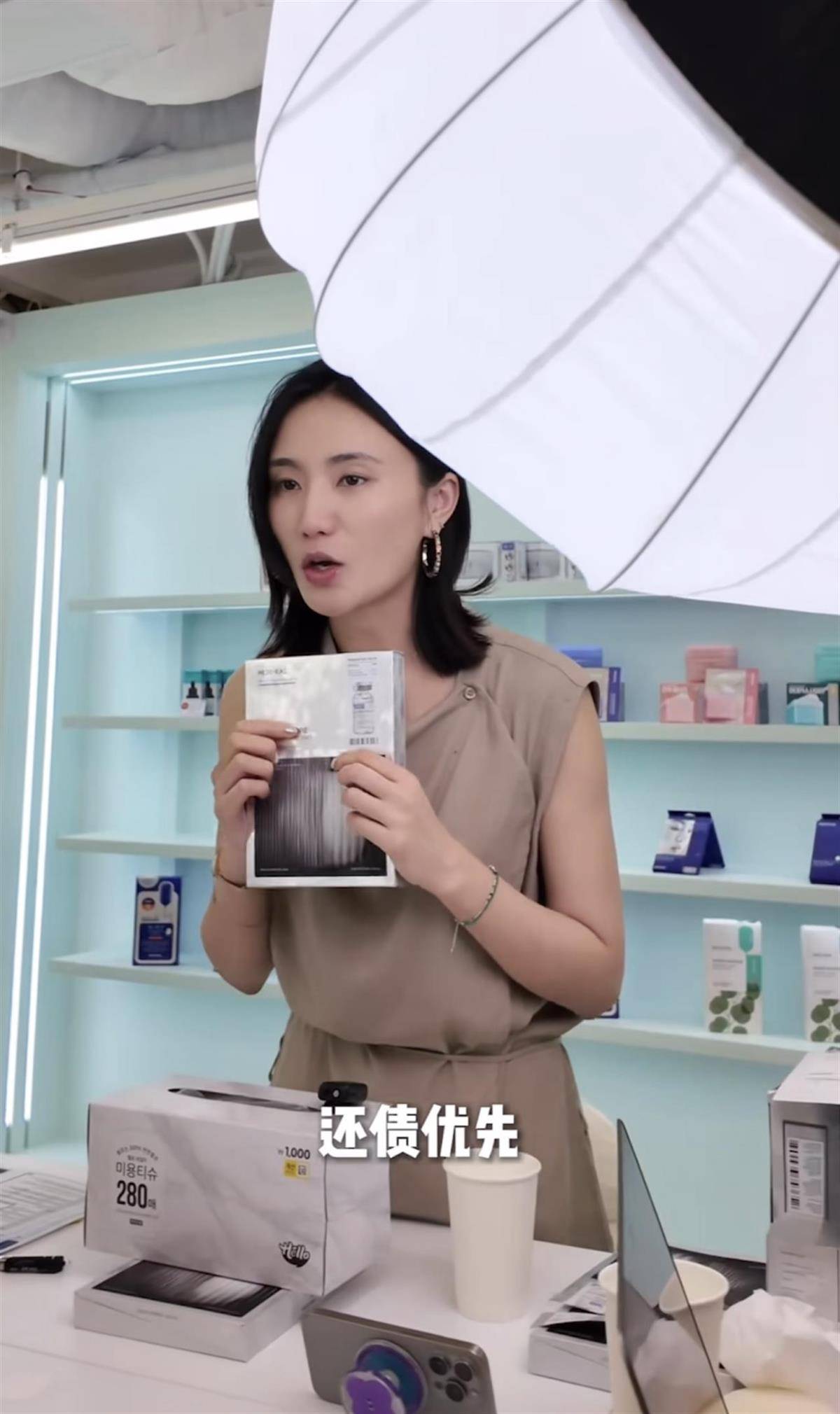 李亚鹏又离婚了?妻子发视频回应:没离,正在一起努力还债