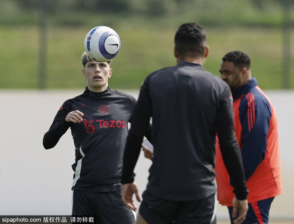 曼联又炸了！加纳乔“摆烂”签名视频疯传，阿莫林怒斥：自己找下家去！