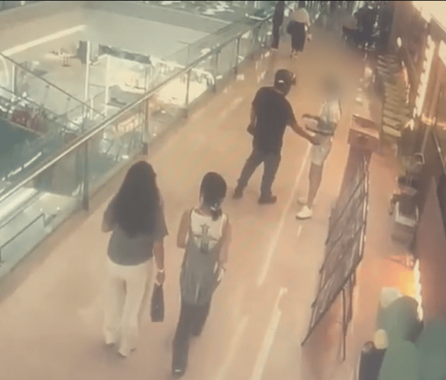 襄阳女店员迎客时疑被路过男子伸手性骚扰,店长冲出第一时间制服,当地:男子已被行拘