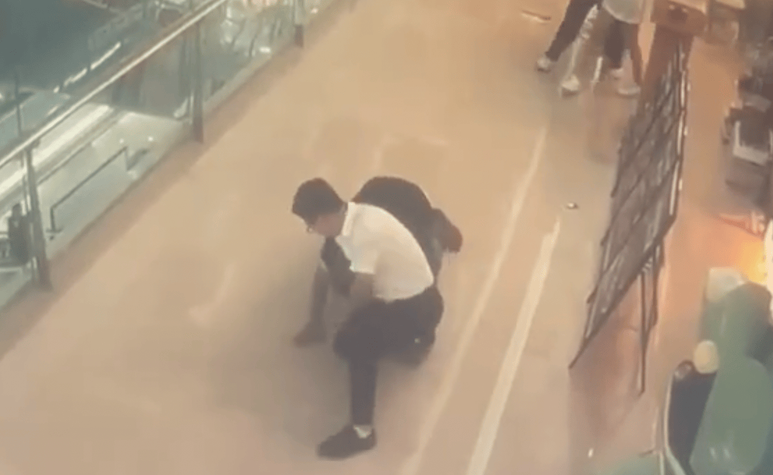 襄阳女店员迎客时疑被路过男子伸手性骚扰,店长冲出第一时间制服,当地:男子已被行拘