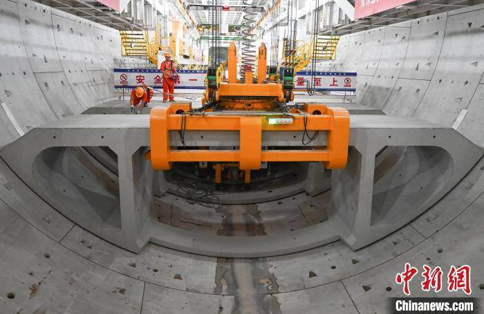 浙江宁波:世界最长海底高铁隧道进入海域段盾构施工