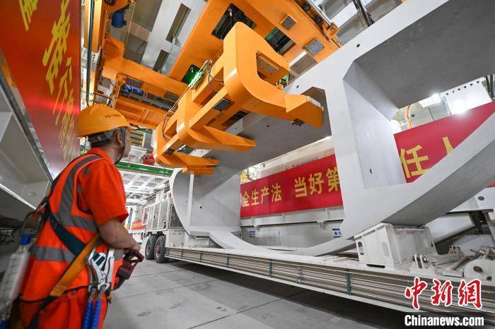 浙江宁波:世界最长海底高铁隧道进入海域段盾构施工