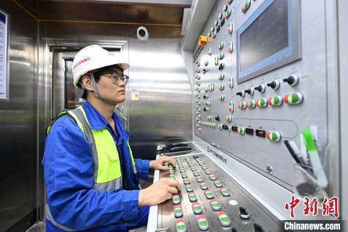 浙江宁波:世界最长海底高铁隧道进入海域段盾构施工