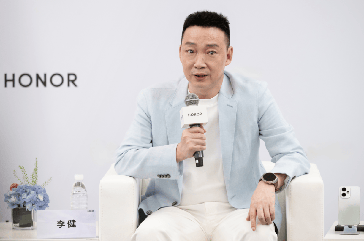荣耀CEO李健国内首秀:“荣耀没死,这帮人拼了命”