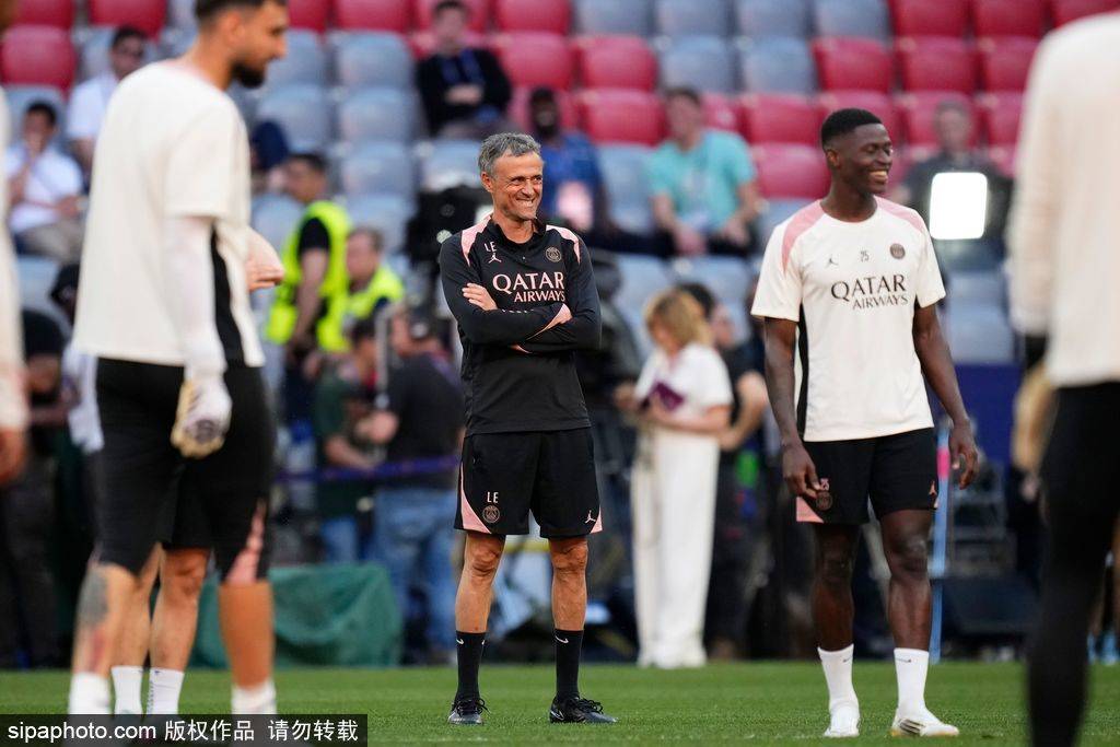 大巴黎首夺欧冠!纳赛尔隔空喊话梅西内马尔姆巴佩:感谢你们,但时代变了!