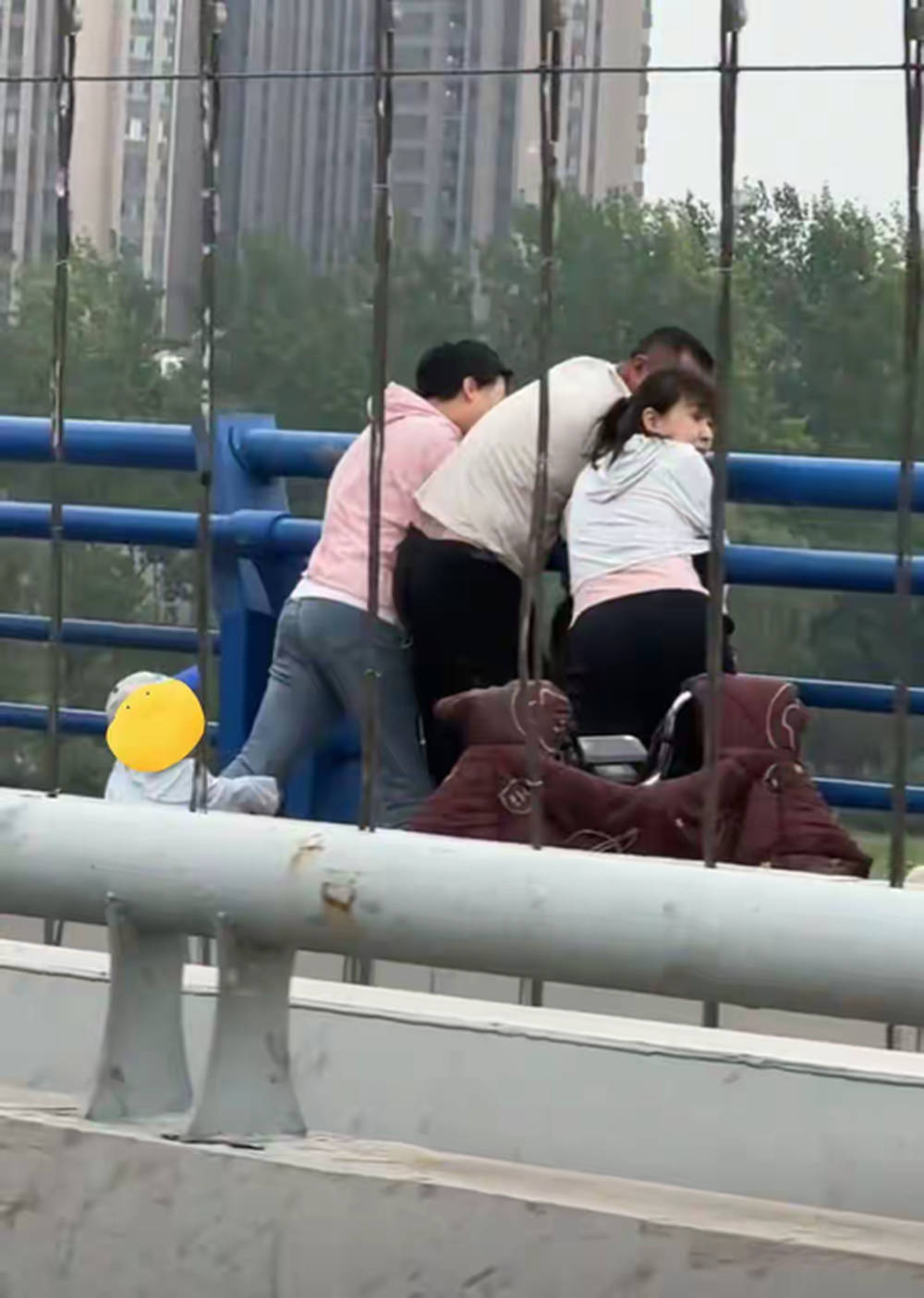 山西临汾一女子欲跳桥，女护士施救时孩子也抱腿帮忙