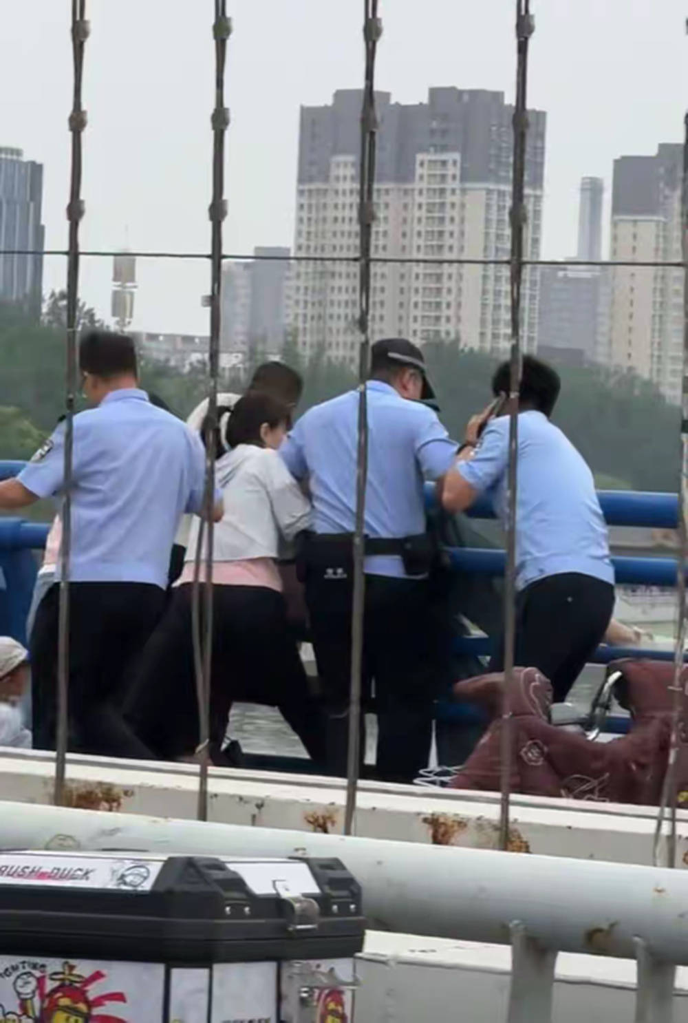 山西临汾一女子欲跳桥,女护士施救时孩子也抱腿帮忙