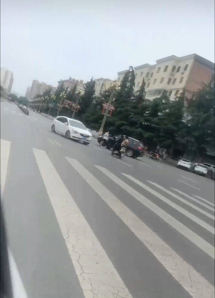宝鸡一社区书记闹市飞车追撞女子,两路人遭殃送医,警方已介入