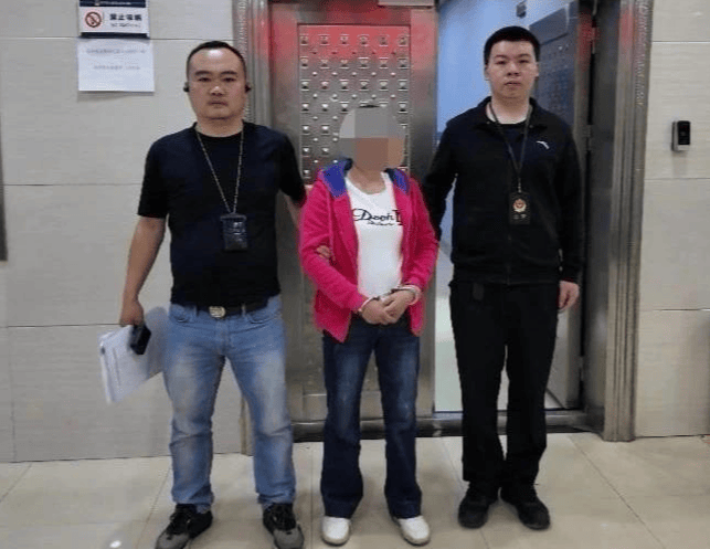 贵州一女子和男友吵架后，竟偷走装94万元现金的保险柜，还让亲戚藏玉米地