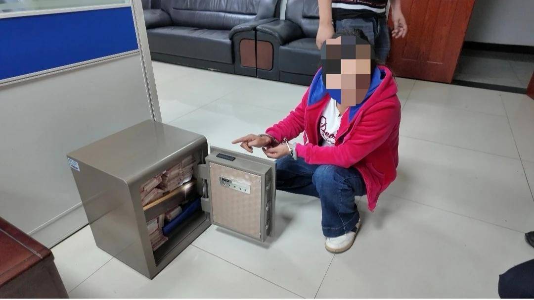 贵州一女子和男友吵架后,竟偷走装94万元现金的保险柜,还让亲戚藏玉米地