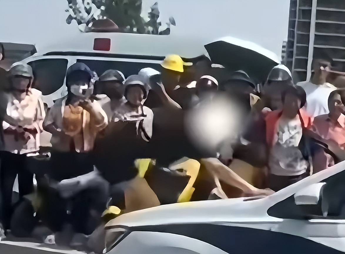 山东菏泽一网红违停后跳上警车引擎盖，警方通报：行拘