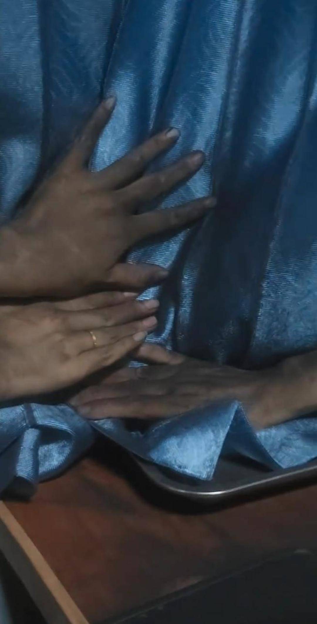 火车经山西一隧道时吸入煤灰，乘客变“煤蛋蛋”，铁路部门回应