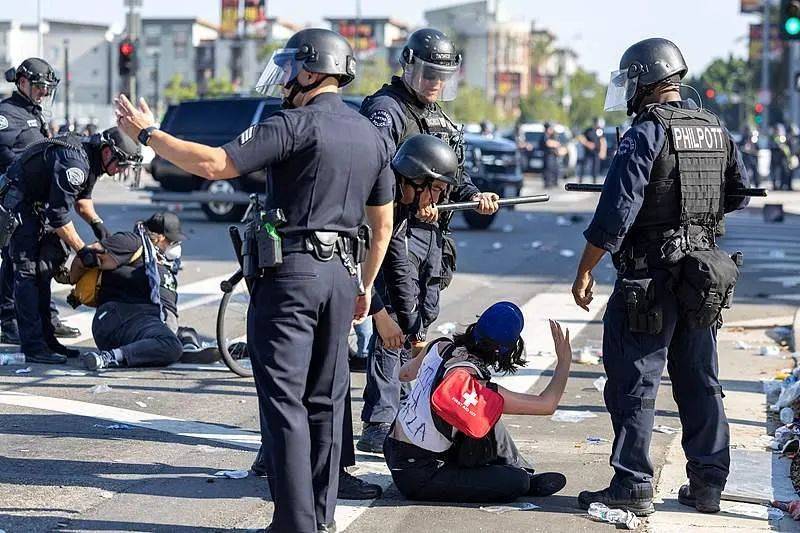 加州州长:过来抓我啊;特朗普:抓他,这很棒!