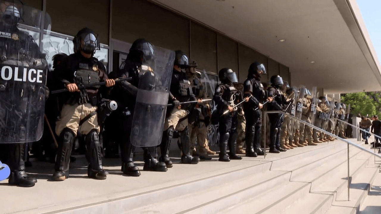 现役美军出动:700名海军陆战队员将进驻洛杉矶