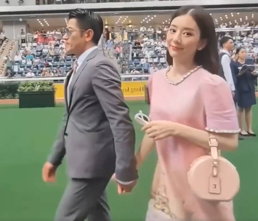 郭富城携妻子现身马场看比赛 方媛宽松穿搭引三胎传闻