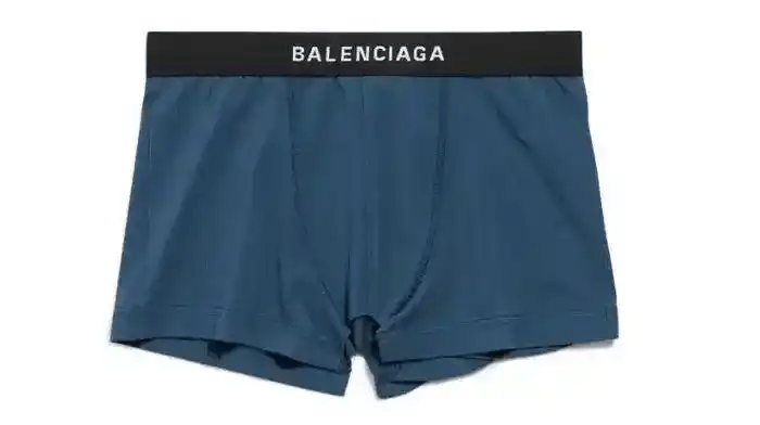 巴黎世家又出“丑东西”，内裤剪一刀就敢卖4500