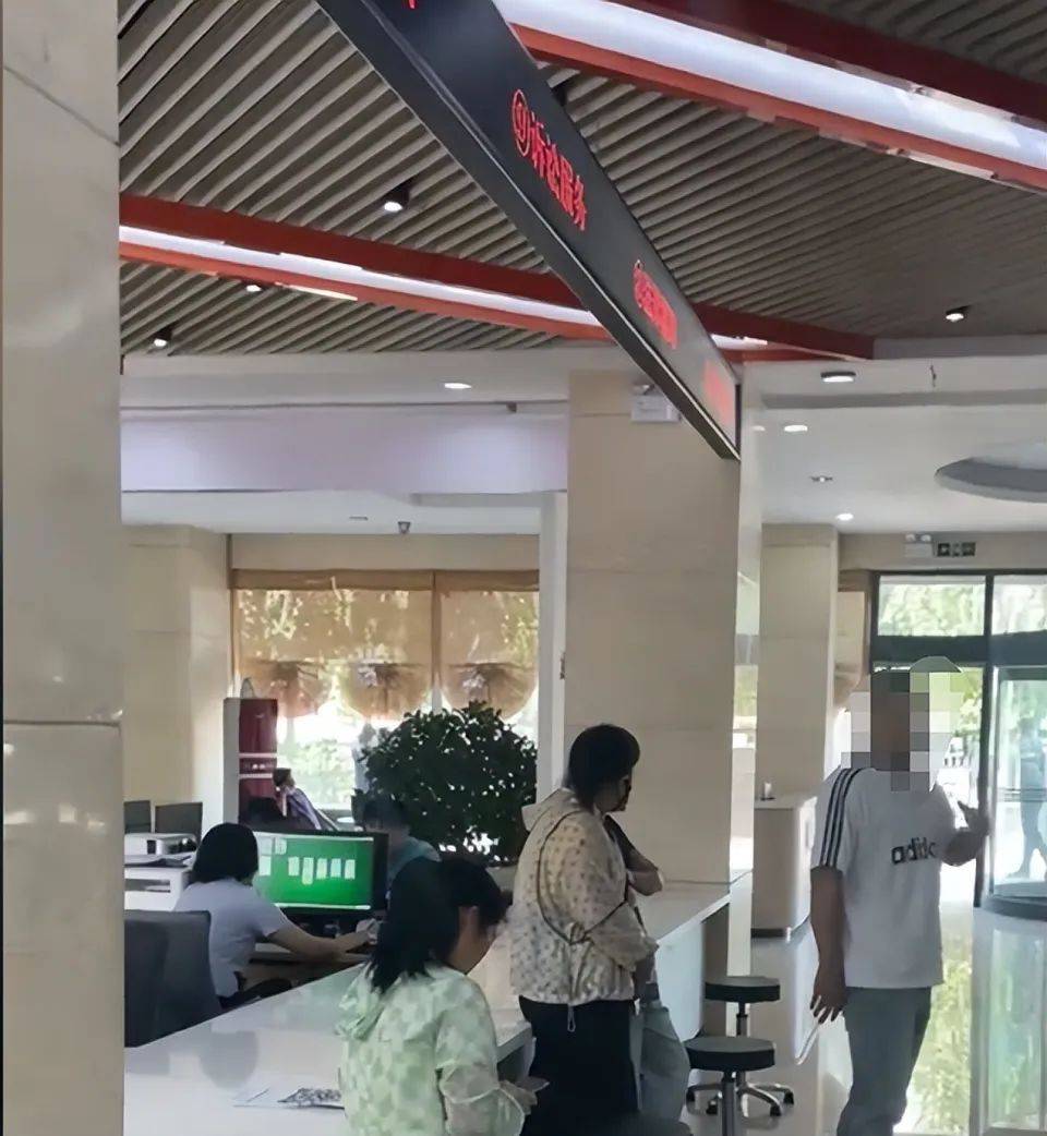 网友曝光政务大厅工作人员上班时间电脑打扑克，涉事中心回应