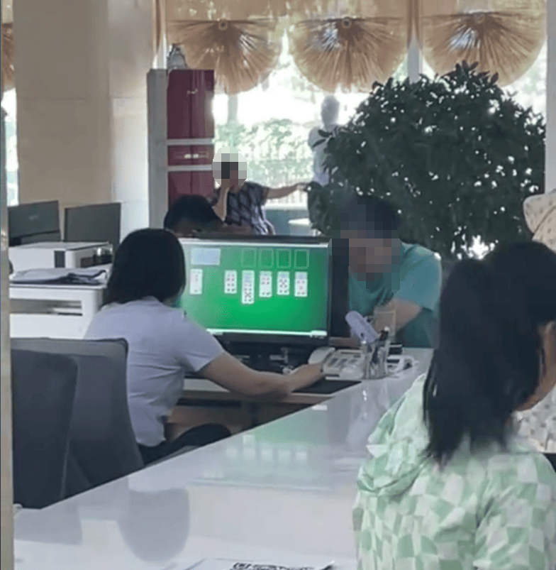网友曝光政务大厅工作人员上班时间电脑打扑克,涉事中心回应
