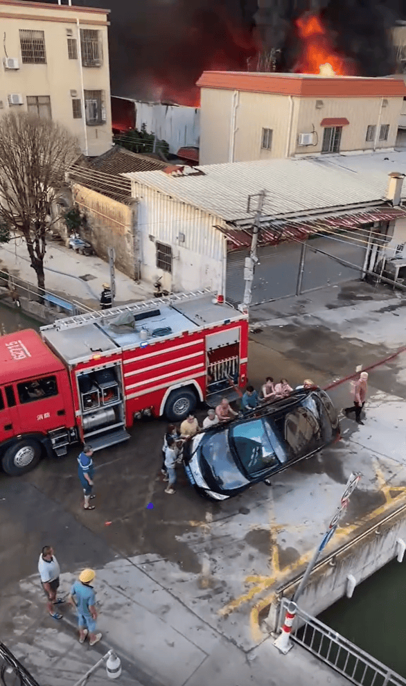 私家车占道挡住消防车被众人推翻，中山官方：将对车主追责