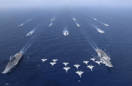 美军航母连夜跑路真相曝光!解放军16艘舰打头阵,美军异常安静