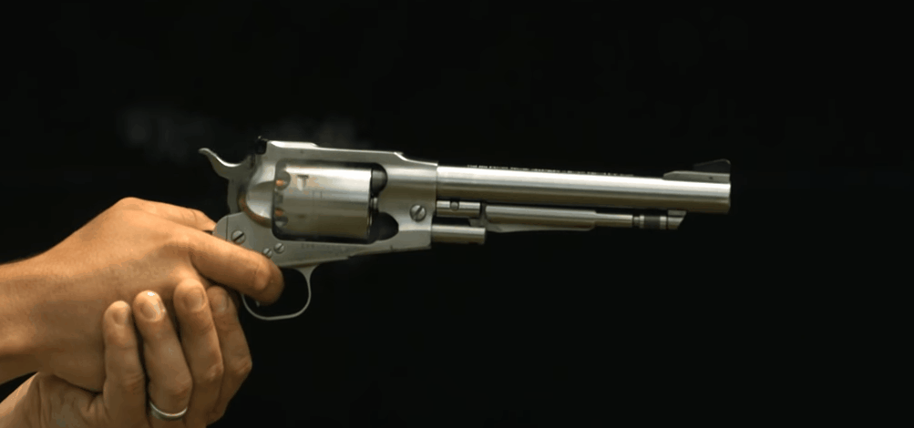 东北老哥耕地捡枪拍抖音,3小时后警察上门:查水表!丨轻武专栏