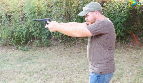 东北老哥耕地捡枪拍抖音,3小时后警察上门:查水表!丨轻武专栏