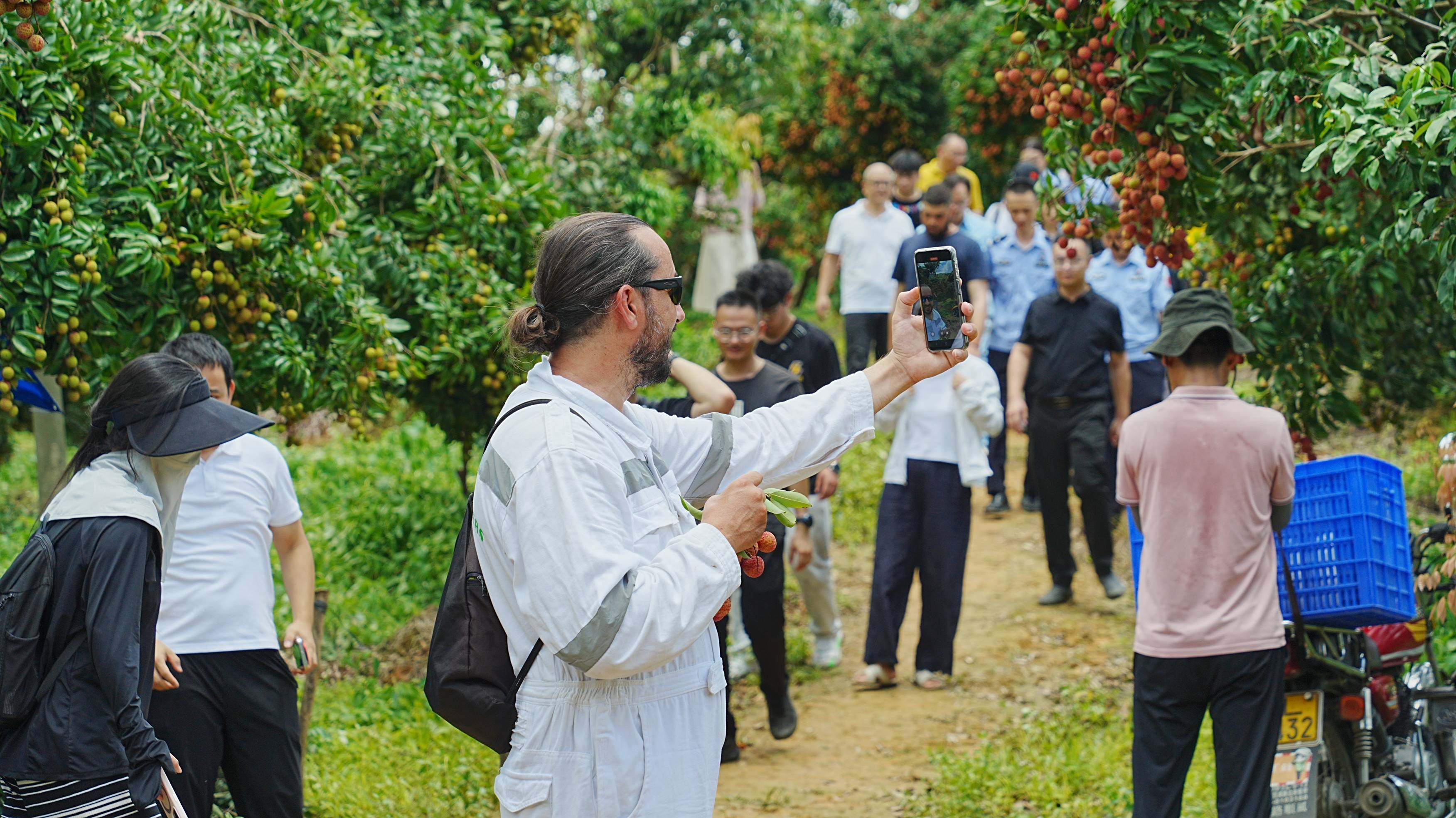“第一次吃,像吃葡萄!”外籍船员在惠州品尝荔枝