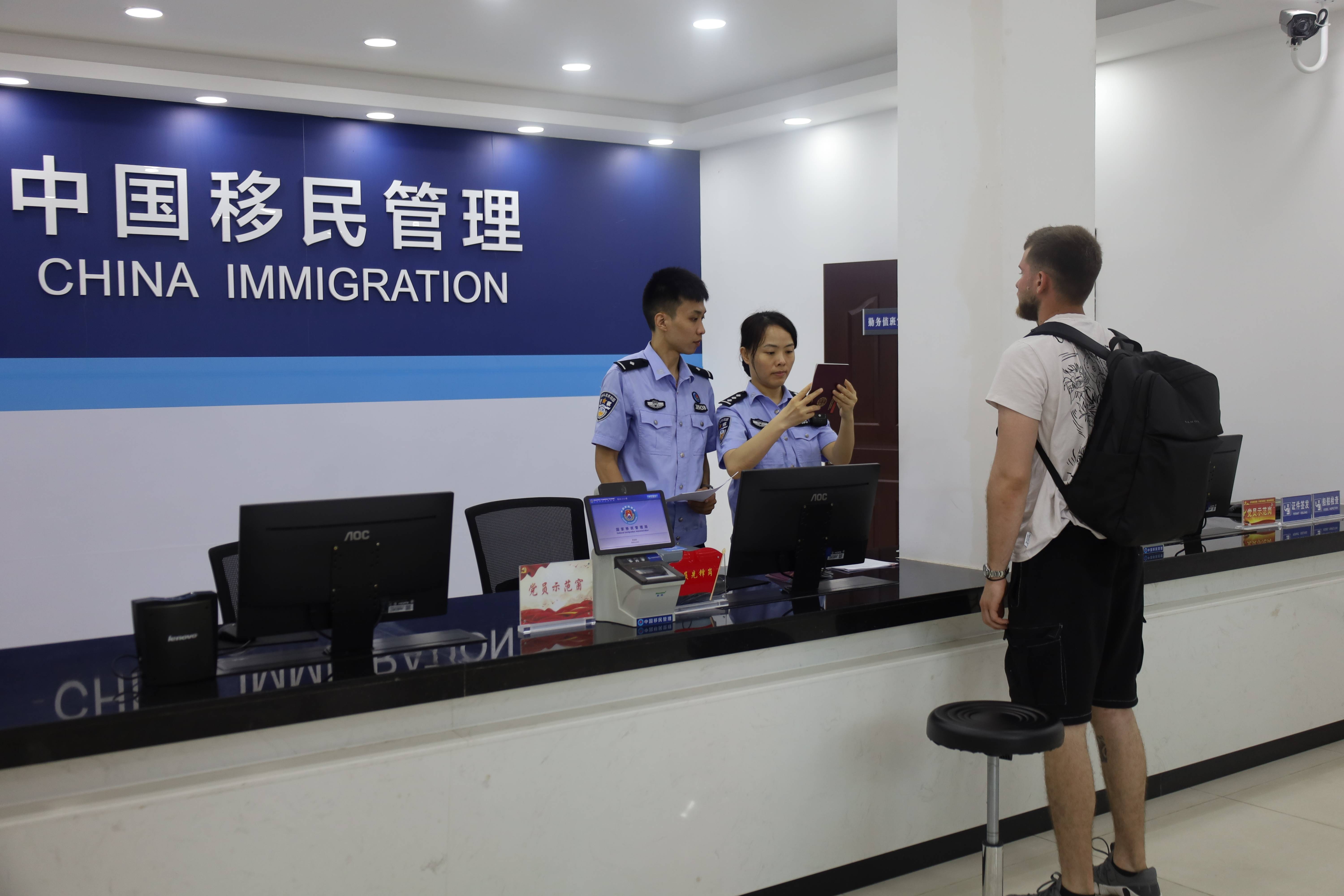 “第一次吃,像吃葡萄!”外籍船员在惠州品尝荔枝