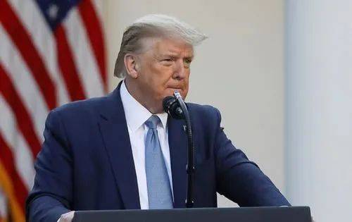 霍尔木兹海峡突发大火!特朗普警告:1400万人立即撤离,对外释放信号非同寻常