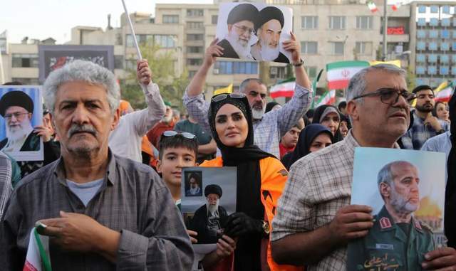 伊朗庆祝战胜以色列,数万民众挥舞国旗高呼,此前被传阵亡的高级军官现身