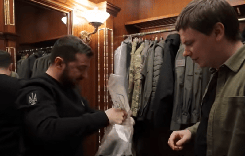 呦,泽连斯基穿西装了,那边是十万人规模之战!