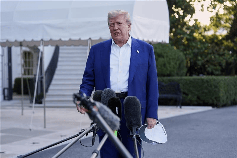 呦,泽连斯基穿西装了,那边是十万人规模之战!