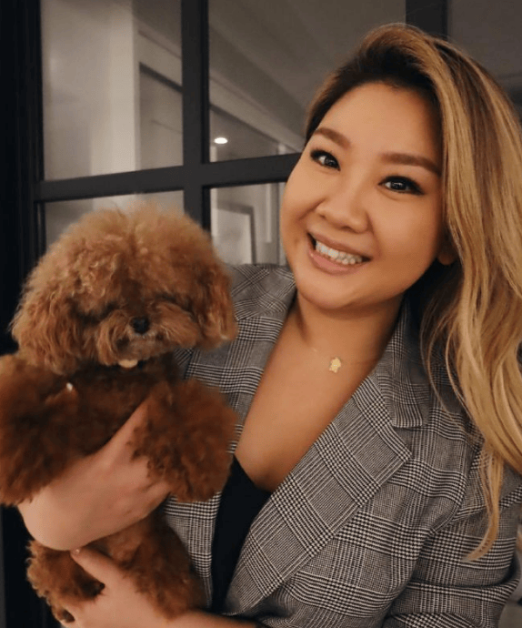 沈殿霞与郑少秋的女儿郑欣宜,成为本周补位歌手!官方介绍:郑欣宜的歌声是岁月酿造的蜜糖,带着治愈的甜与成长的收获