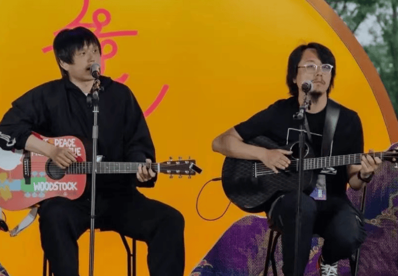 沈殿霞与郑少秋的女儿郑欣宜,成为本周补位歌手!官方介绍:郑欣宜的歌声是岁月酿造的蜜糖,带着治愈的甜与成长的收获