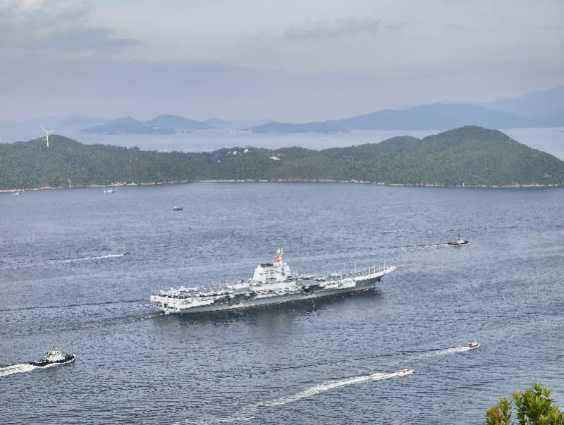 山东舰航母编队抵达香港!民众清晨登高,争睹巨舰风采