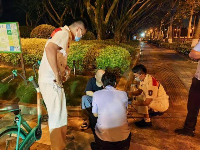 厦门一市民醉卧马路中央 厦门大学附属中山医院医生开展院外急救